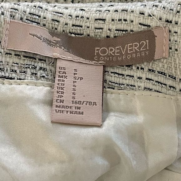 #121 🌟HOST PIC🌟FOREVER 21 mini skirt cream, black and silver Navaho pattern - Picture 6 of 9